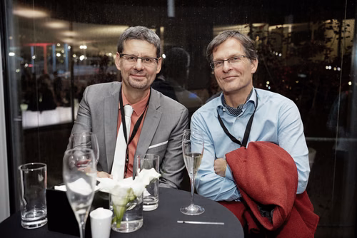 La première édition du gala EPFL Alumni a réuni près de 650 diplômé.es au Rolex Learning Center. Ils ont pu participer à une soirée festive et entendre le Prof. Patrick Aebischer – Président de l’EPFL jusqu’à fin 2016 – et le Prof. Martin Vetterli – Président de l’EPFL dès 2017 – échanger sur la transmission de Présidence.