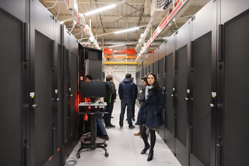Cette année, la Faculté informatique et communications célèbre son 20e anniversaire, une étape importante dans un domaine qui s’est transformé au cours des deux dernières décennies. Durant cette période, des milliers d’étudiantes et étudiants en bachelor, en master et en doctorat ont obtenu leur diplôme, et ont ensuite contribuer à l’évolution de la branche, tant dans le milieu universitaire que dans le secteur privé.