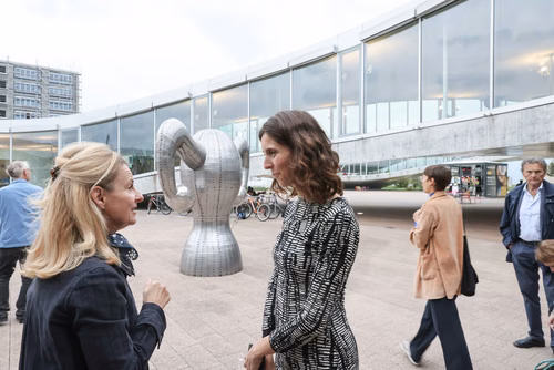 Lors du vernissage de la sculpture La Matrice, Anne Briset, compositrice et percussionniste, fait entendre Le son intérieur#1, composition originale créée pour la sculpture de Vanessa Billy, la Matrice.