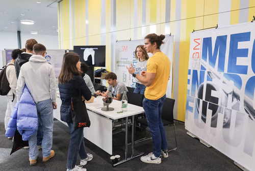 Un événement d’envergure pour préparer son avenir. Comme chaque année, l’EPFL, via son Service de promotion de l’éducation et en collaboration avec ses facultés, se réjouit d'accueillir les gymnasiennes et gymnasiens sur son campus. L’École propose de venir découvrir ses filières de formation, sa communauté estudiantine, son corps enseignant, ses équipes de recherche, les divers services dédiés aux étudiantes et étudiants débutant à l’EPFL, ainsi que les multiples associations chargées d’animer la vie socia