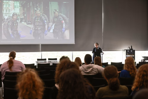 Un événement d’envergure pour préparer son avenir. Comme chaque année, l’EPFL, via son Service de promotion de l’éducation et en collaboration avec ses facultés, se réjouit d'accueillir les gymnasiennes et gymnasiens sur son campus. L’École propose de venir découvrir ses filières de formation, sa communauté estudiantine, son corps enseignant, ses équipes de recherche, les divers services dédiés aux étudiantes et étudiants débutant à l’EPFL, ainsi que les multiples associations chargées d’animer la vie socia