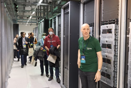 Cette année, la Faculté informatique et communications célèbre son 20e anniversaire, une étape importante dans un domaine qui s’est transformé au cours des deux dernières décennies. Durant cette période, des milliers d’étudiantes et étudiants en bachelor, en master et en doctorat ont obtenu leur diplôme, et ont ensuite contribuer à l’évolution de la branche, tant dans le milieu universitaire que dans le secteur privé.