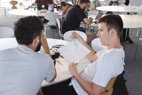 Etudiants en révision des examens sur le campus EPFL