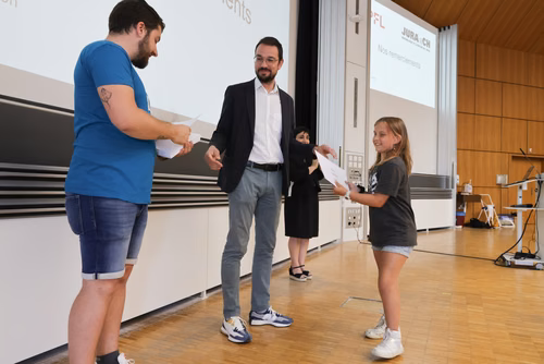Remises des attestations pour les enfants du Jura 2023 En présence du Ministre de l’éducation du Canton du Jura, M. Martial Courtet Service de promotion des Sciences 