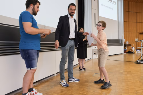 Remises des attestations pour les enfants du Jura 2023 En présence du Ministre de l’éducation du Canton du Jura, M. Martial Courtet Service de promotion des Sciences 