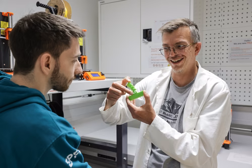 Sébastien Martinerie, expert en impression 3D depuis plus de 20 ans, a modélisé et imprimé des milliers de prototypes, dont des organes humains pour former des chirurgiennes et chirurgiens. Il encadre aujourd'hui plus de 500 étudiantes et étudiants au SPOT.