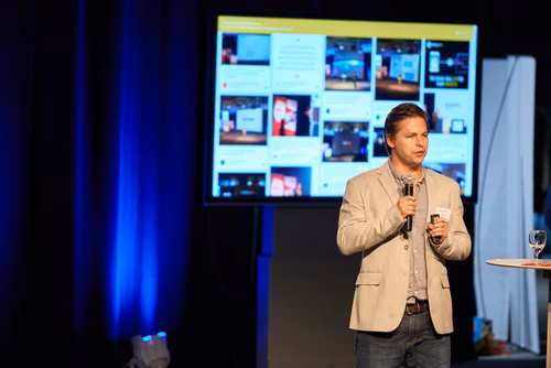 22 entrepreneurs ont participé au concours de “pitch” devant 400 personnes lors de la Startup Champions Seed Night coorganisée par l’EPFL Alumni et venturelab au Forum Rolex Learning Center. Tej Tadi (PhD SV’11), fondateur et CEO de MindMaze, était l’invité d’honneur de cette édition.