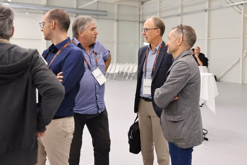 Après 3 ans de travaux, l’EPFL inaugure aujourd’hui sa nouvelle centrale thermique qui permet au campus lausannois de se chauffer et de se refroidir intégralement avec l’eau du lac et en exploitant la chaleur dégagée par son centre de données. Pour l’École, il s’agit d’une étape majeure en vue d’atteindre la neutralité carbone.