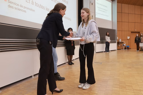 Journée à la découverte des Sciences Remise attestations "Internet & Code pour les filles" Service de la promotion des Sciences de l'EPFL 
