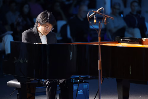 Dans le cadre de l’exposition Musica ex Machina, EPFL Pavilions présente un concert exceptionnel entre mathématiques, musique et pensée computationnelle, donné par le pianiste, compositeur et improvisateur américano-taïwanais Kit Armstrong.