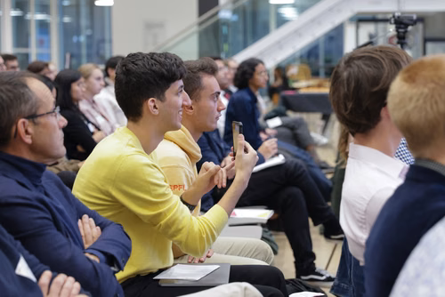 After two months of conducting research in an EPFL laboratory, the interns will present their research projects in the form of a poster or a short oral presentation (My research in 180 sec) to a selected audience including professors, donors, organizers as well as the cohort of interns.