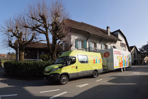 Rempli d’expérimentations ludiques, Le Bus des sciences de l’EPFL part ce printemps à la rencontre des écoles de Suisse romande. Un programme pédagogique lancé il y a quinze ans, qui a permis à plus de 45'000 enfants de découvrir les sciences et les technologies.