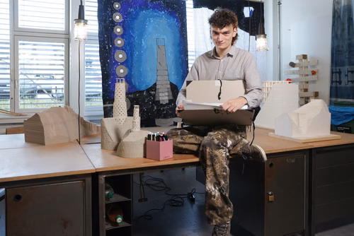 Eliott Atom Croubalian incarne une rare combinaison de créativité et de rigueur scientifique. L’architecture lui a permis d’allier les deux pôles, et sa bourse d'excellence Bachelor l’a mis dans les conditions parfaites pour trouver un équilibre dans ce cursus exigeant et multidisciplinaire qui semble parfaitement lui convenir.