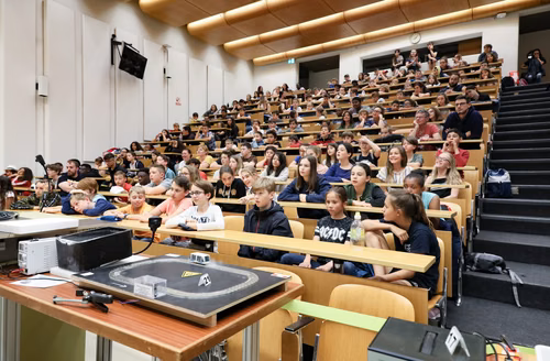 l’EPFL accueille chaque année les classes romandes de 7ème et 8ème pour une journée de découverte des sciences et domaines techniques.