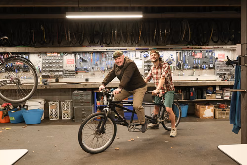 Seize ans après avoir créé le Point Vélo sur le campus de l’EPFL, Jacques Simonin a remis définitivement les outils à son successeur. Chaudement remercié par le président Martin Vetterli, il va mettre le cap sur les Antilles pour y passer l’hiver et s’y consacrer à l’énergie solaire.