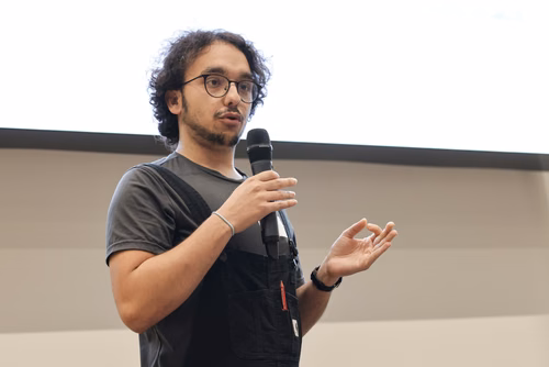 After two months of conducting research in an EPFL laboratory, the interns will present their research projects in the form of a poster or a short oral presentation (My research in 180 sec) to a selected audience including professors, donors, organizers as well as the cohort of interns.
