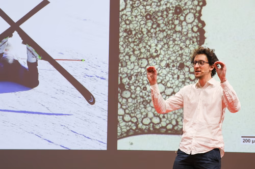 Pour sa quatrième édition, le concours Ma thèse en 180 secondes a couronné hier soir Alvaro Charlet, doctorant en science des matériaux. Il a expliqué aux 600 spectateurs du Forum Rolex comment les hydrogels qu’il fabrique et teste pourraient un jour remplacer des ligaments.