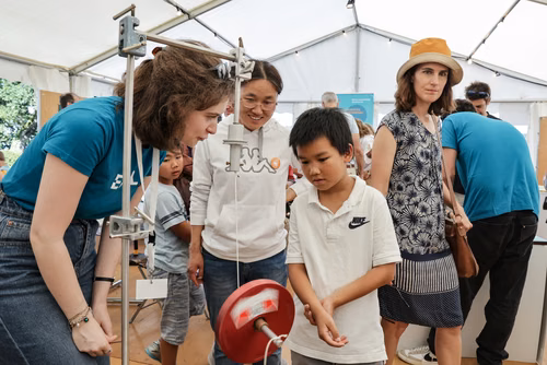 Organisée par le Musée d’histoire des sciences de la Ville de Genève, la Nuit de la science attire, à chaque édition, plus de 30’000 curieux ou passionnés de la science et propose une cinquantaine de stands, ateliers et autres animations qui permettent aux scientifiques d’aller à la rencontre du grand public. Ce dialogue est à la base d’une communication indispensable pour faire découvrir les sciences d’aujourd’hui que ce soit auprès des adultes ou des jeunes. Service de promotion des sciences de l'EPFL 