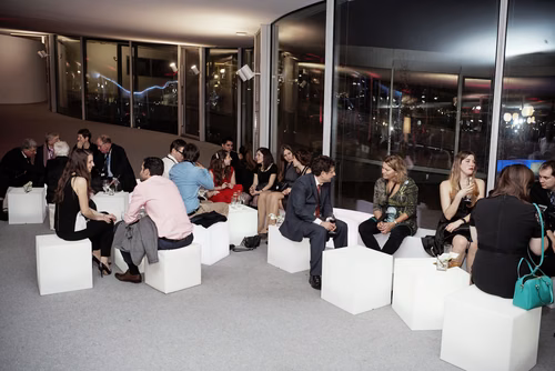 La première édition du gala EPFL Alumni a réuni près de 650 diplômé.es au Rolex Learning Center. Ils ont pu participer à une soirée festive et entendre le Prof. Patrick Aebischer – Président de l’EPFL jusqu’à fin 2016 – et le Prof. Martin Vetterli – Président de l’EPFL dès 2017 – échanger sur la transmission de Présidence.