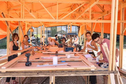 Les étudiantes et étudiants en première année d’architecture de l’EPFL investissent les espaces publics genevois. Ainsi, le Musée International de la Croix-Rouge et du Croissant-Rouge s’ouvre dans le Jardin des Nations. À Onex, l’avenue des Grandes Communes se transforme en un espace piétonnier animé. Des constructions éphémères à découvrir et à s’approprier tout l’été.