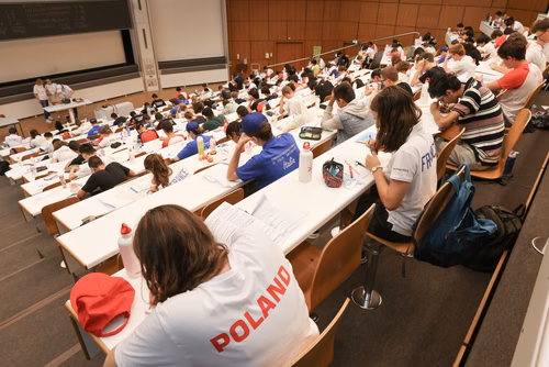 Le championnat des jeux mathématiques et logiques est une compétition populaire et scolaire organisée chaque année à l’échelon européen. Il voit s’affronter des passionné·e·s de mathématiques de toutes générations venus d’une douzaine de pays. Sa finale internationale, qui a traditionnellement lieu à Paris, sera cette année organisée à Lausanne (EPFL). La FSJM gère depuis plus de 30 ans l’organisation de ce championnat en Suisse. Finale sur le Campus EPFL