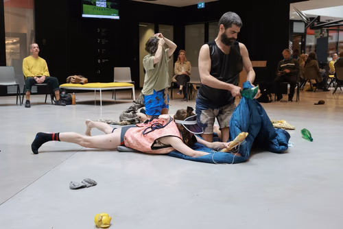 Dans le cadre du festival Les Culturelles du CDH-Culture et suite au workshop RUINED qui a permis à des étudiant·es de fabriquer une sculpture en mycelium, la performance MOLDING propose un ensemble de gestes performatifs dans le prolongement de l’œuvre vivante.