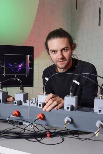 Des scientifiques de l’EPFL ont conçu un système acoustique pour dépasser les contraintes de la physique quantique et étudier comment les atomes communiquent dans la matière condensée. Ils espèrent construire la version acoustique d’un ordinateur quantique.