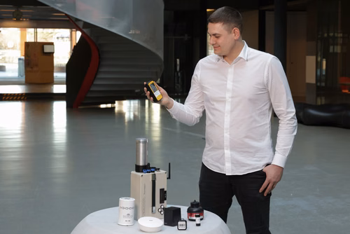 Pour sa thèse de doctorat en génie civil, Joan Rey a testé la fiabilité d'outils du commerce et celle de l'intelligence artificielle pour mesurer et prédire les niveaux de radon dans les bâtiments. Il partage ses conclusions dans une chronique parue dans trois quotidiens romands.