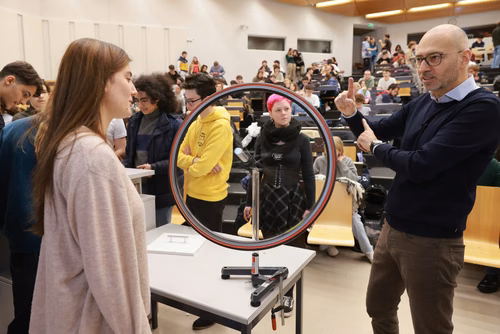 Lauréat de la PolySphère d’Or et de la PolySphère de la Faculté des sciences de base, Nicolas Grandjean a sa propre formule pour enseigner la physique aux étudiantes et étudiants de l’EPFL.