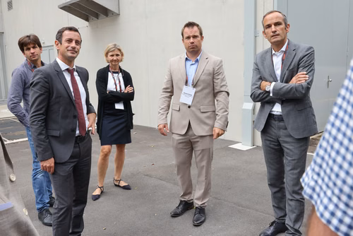 Après 3 ans de travaux, l’EPFL inaugure aujourd’hui sa nouvelle centrale thermique qui permet au campus lausannois de se chauffer et de se refroidir intégralement avec l’eau du lac et en exploitant la chaleur dégagée par son centre de données. Pour l’École, il s’agit d’une étape majeure en vue d’atteindre la neutralité carbone.