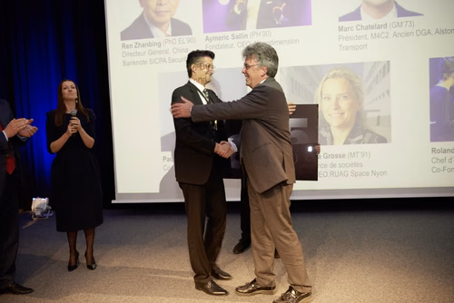 La première édition du gala EPFL Alumni a réuni près de 650 diplômé.es au Rolex Learning Center. Ils ont pu participer à une soirée festive et entendre le Prof. Patrick Aebischer – Président de l’EPFL jusqu’à fin 2016 – et le Prof. Martin Vetterli – Président de l’EPFL dès 2017 – échanger sur la transmission de Présidence.