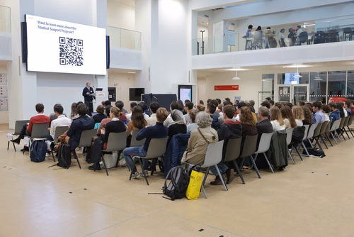 After two months of conducting research in an EPFL laboratory, the interns will present their research projects in the form of a poster or a short oral presentation (My research in 180 sec) to a selected audience including professors, donors, organizers as well as the cohort of interns.