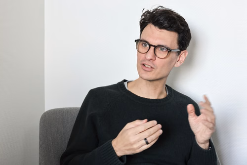 Quentin Delval est d’origine belge, mais n’en a pas l’accent. Docteur en philosophie des sciences, il travaille à l’égalité des chances de l’EPFL et a rédigé un livre, plus clin d’œil que coup de poing, sur la construction masculine ou, plus exactement, sur la déconstruction de l’esquive.