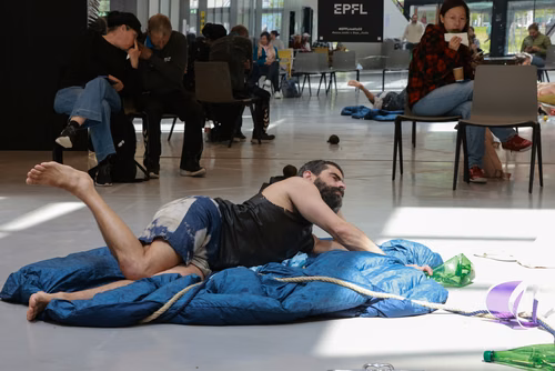 Dans le cadre du festival Les Culturelles du CDH-Culture et suite au workshop RUINED qui a permis à des étudiant·es de fabriquer une sculpture en mycelium, la performance MOLDING propose un ensemble de gestes performatifs dans le prolongement de l’œuvre vivante.