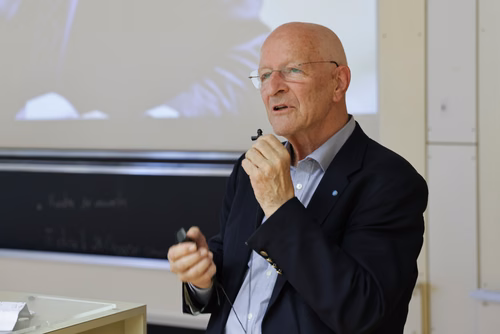 A l'occasion du dernier cours de Claude Nicollier, ses amis, collègues et famille lui ont fait la surprise d'être présents