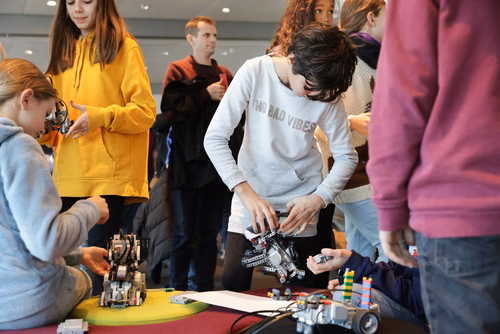 Atelier robotique pour les filles Campus Biotech, remise des attestations