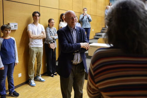 A l'occasion du dernier cours de Claude Nicollier, ses amis, collègues et famille lui ont fait la surprise d'être présents