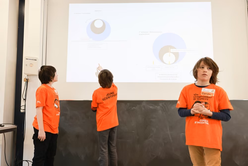 La 10ème édition du championnat de science par équipes, "Curieux et inventifs", permet à des jeunes filles et garçons de 8 à 15 ans de développer leur goût de la réflexion et de la recherche scientifique. Ils peuvent ainsi dévoiler leur inventivité dans une ambiance ludique et créative.