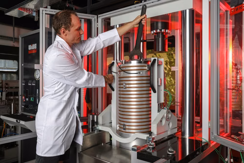 Des scientifiques de l’EPFL apportent de nouvelles réponses à l’exploration de la géothermie de très grande profondeur, dite supercritique. Grâce à des simulations et des expériences en laboratoire, ils ont pu démontrer que la roche située entre cinq et huit kilomètres dans la croûte terrestre est aussi perméable aux fluides.