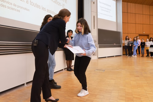 Journée à la découverte des Sciences Remise attestations "Internet & Code pour les filles" Service de la promotion des Sciences de l'EPFL 