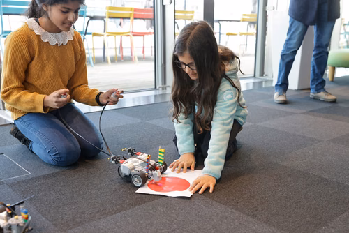 Atelier robotique pour les filles Campus Biotech, remise des attestations