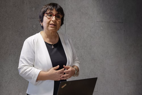 Destiné aux jeunes filles et garçons de sept à seize ans, il propose une approche pédagogique active et ludique qui éveille l’intérêt pour les sciences et pour les technologies. Ce, grâce à un partenariat avec UBS et la collaboration entre le Service de promotion des sciences de l’EPFL, l’EPFL Valais Wallis et le Canton du Valais. Canton du Valais  NCCR Catalysis, pôle de recherche du fonds national Suisse