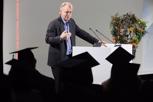 Cette cérémonie a pour objectif de remettre les Prix de la Recherche de l'EPFL aux lauréat·es et de féliciter toutes les doctorantes et doctorants qui ont terminé leur thèse avec succès cette année.