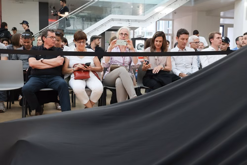 L’équipe a dévoilé mercredi soir sa nouvelle voiture de Formula Student électrique dans le nouveau makerspace de l’EPFL. Elle participera à quatre compétitions cet été en Europe. Artemis, la nouvelle voiture de Formula Student de l'EPFL Racing Team.