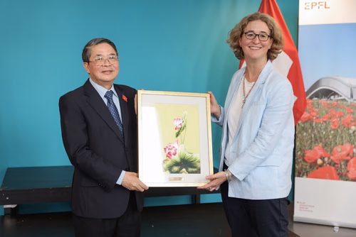 Visite d'une délégation du gouvernement vietnamien le 29 juillet 2025 à l'EPFL. Parmi le groupe, S.E. M. Le Thanh Long, Vice-premier ministre, et S.E. M. Nguyen Duc Hai, Vice-Président de l’Assemblée nationale, ainsi que des représentants de ministères clés et d’institutions nationales. La délégation a été accueillie par Ambrogio Fasoli, Vice-président pour les Affaires Académiques de l’EPFL, par Antoine Jourdan, directeur de SIP West EPFL et par Gillian Olivieri, directrice adjointe des Affaires internatio