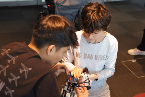 Atelier robotique pour les filles Campus Biotech, remise des attestations