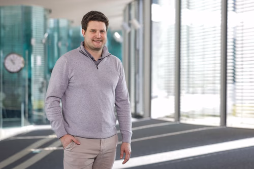À peine son Master en poche, Raphaël Gindrat cofonde la start-up Bestmile en 2014, dont le covid et la conjoncture ont eu raison en 2021. Fort de toutes les compétences acquises dans l’aventure, il crée en 2024 une nouvelle entreprise active dans l’acquisition et l’aide au développement de PME.