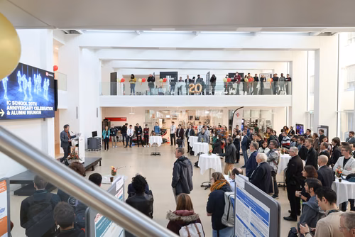 Cette année, la Faculté informatique et communications célèbre son 20e anniversaire, une étape importante dans un domaine qui s’est transformé au cours des deux dernières décennies. Durant cette période, des milliers d’étudiantes et étudiants en bachelor, en master et en doctorat ont obtenu leur diplôme, et ont ensuite contribuer à l’évolution de la branche, tant dans le milieu universitaire que dans le secteur privé.