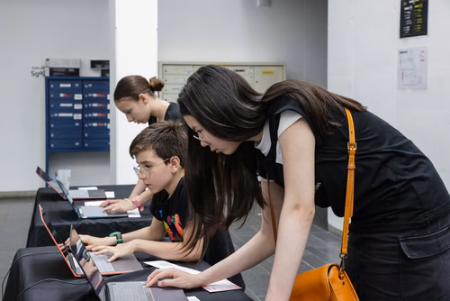 Le Meet up national annuel du Coding club des filles sur le campus de l’EPFL Service de promotion des sciences SPS 