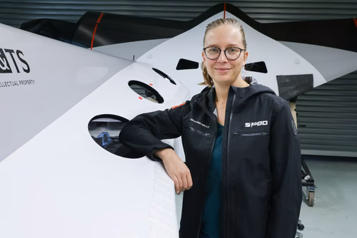 L’équipe SP80 vient d’accrocher pour la première fois un kite à son bateau, une nouvelle étape vers la tentative de battre le record du monde de vitesse à la voile et d’atteindre 150km/h à la seule force du vent. Un projet qui rassemble depuis cinq ans alumni, étudiantes et étudiants de l’EPFL.